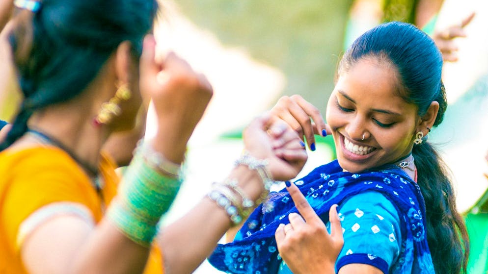 Schwestern – ob echte oder nicht – beim fröhlichen Tanz am indischen Geschwisterfest. (Symbolbild)