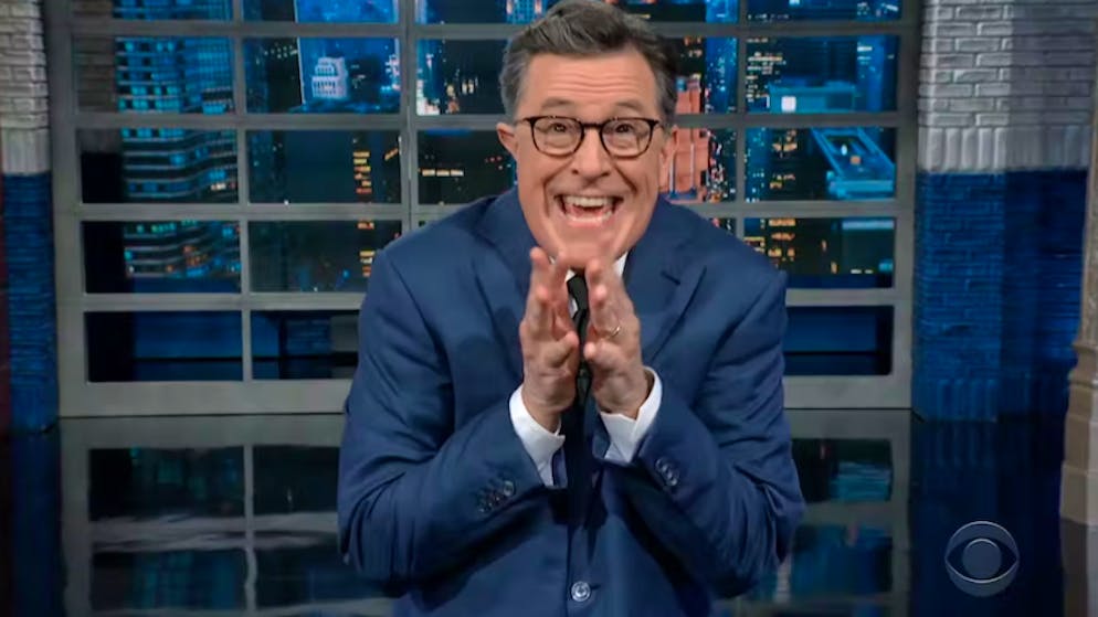 Late Night USA. Ecco come Steven Colbert reagisce al raid nella tenuta di Trump
