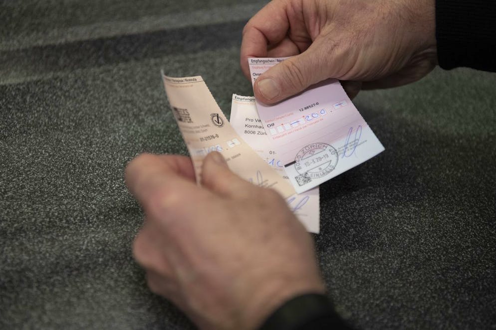 Ab dem 1. Oktober werden in der Schweiz die roten und orangen Einzahlungsscheine nicht mehr akzeptiert. (Gestellte Aufnahme)