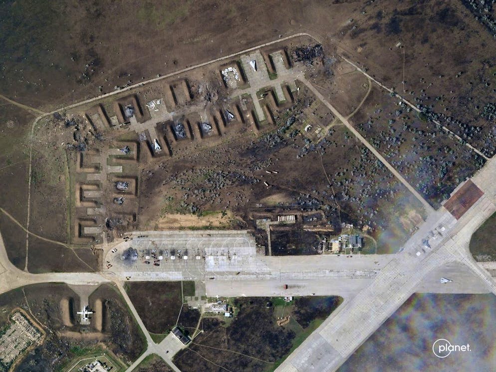 Cette image satellite fournie par Planet Labs PBC montre des avions russes détruits à la base aérienne de Saki après une explosion mardi 9 août 2022, dans la péninsule de Crimée.