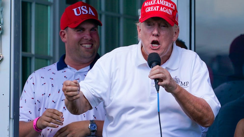 Ewig währt die «Hexenjagd»: Donald Trump (rechts) am 30. Juli bei einem Golfturnier in Bedminster, New Jersey.