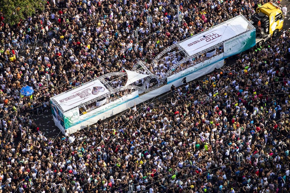 Eine Luftaufnahme aus dem Jahr 2019 zeigt ein Love Mobile an der Street Parade.