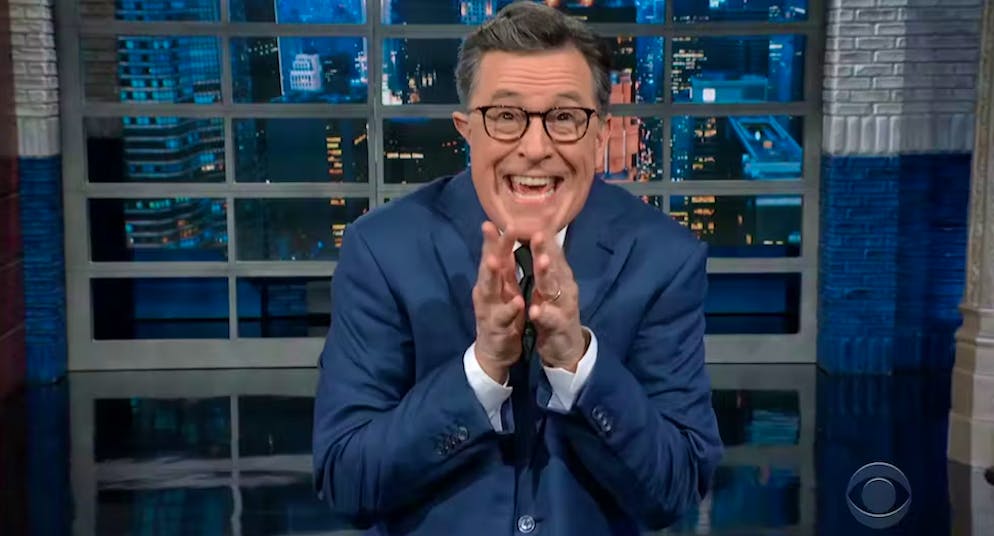 Steven Colbert semble ravi. Pour quelle raison?