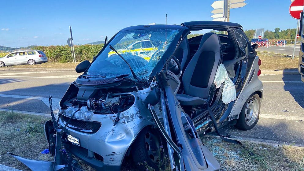 La 22enne alla guida di questa Smart è rimasta gravemente ferita nello scontro frontale con un camion nel Canton Argovia.