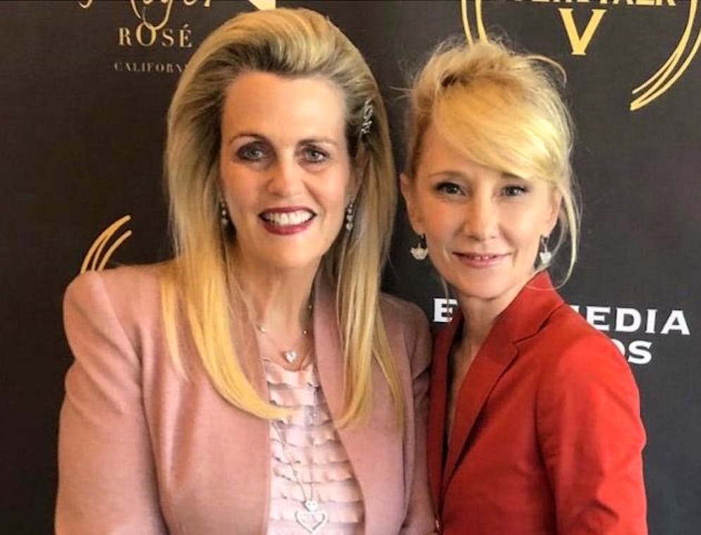Heche. L'ideatrice Nancy Davis saluta l'amica Anne con una foto e la scritta: «Il cielo ha un nuovo angelo. La mia amica affettuosa, gentile, simpatica e bella è andata in cielo. Mi mancherà terribilmente e conserverò tutti i bei ricordi che abbiamo condiviso».