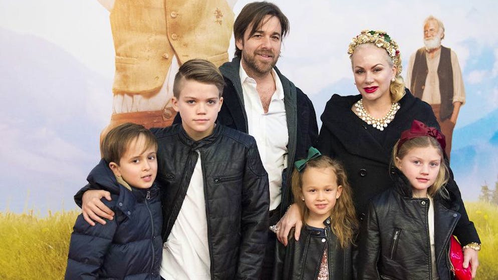 Shawne Fielding hat nochmals geheiratet. … mit Ex-Eishockeyprofi Patrick Schöpf in einer Beziehung. Auf dem Foto ist das Paar auf 2015 an der Premiere des Kinofilms «Heidi» in Zürich zusehen.