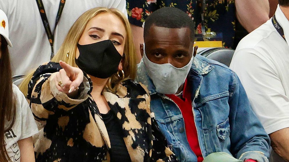 Wunsch nach Hochzeit und Nachwuchs: Adele ist «so verliebt wie noch nie». Es war einer der ersten Auftritte des Paars: Am Basketball-Spiel der Milwaukee Bucks und Phoenix Suns zeigen sich Adele und Rich Paul im Juli 2021.