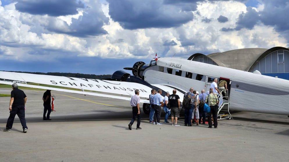 Das soll es künftig so nicht mehr geben: Passagiere betreten eine historische JU-52 der JU- AIR in Dübendorf.