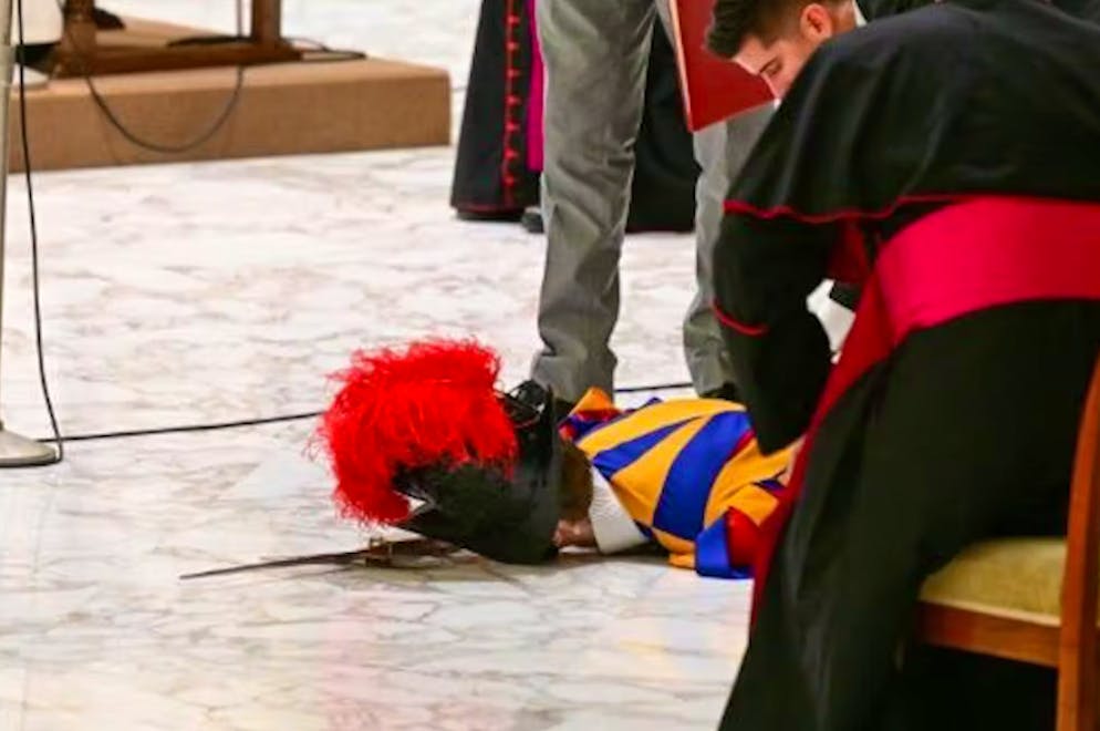 Guardia papa cade a terra. Nulla di grave, ma il rumore causato dall'alabarda e dall'elmo contro il suolo, è stato fragoroso.