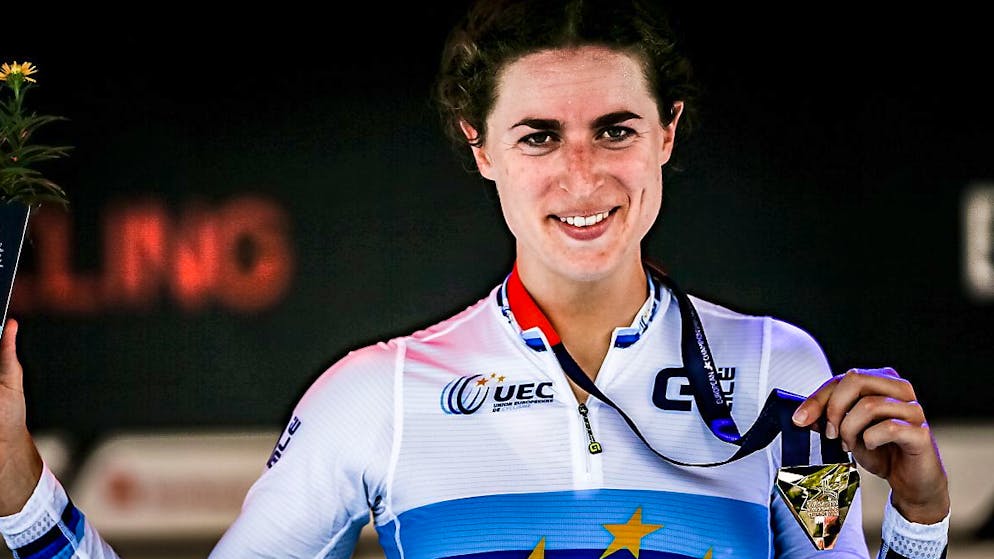 Marlen Reusser zeigt ihre neuste Trophäe.