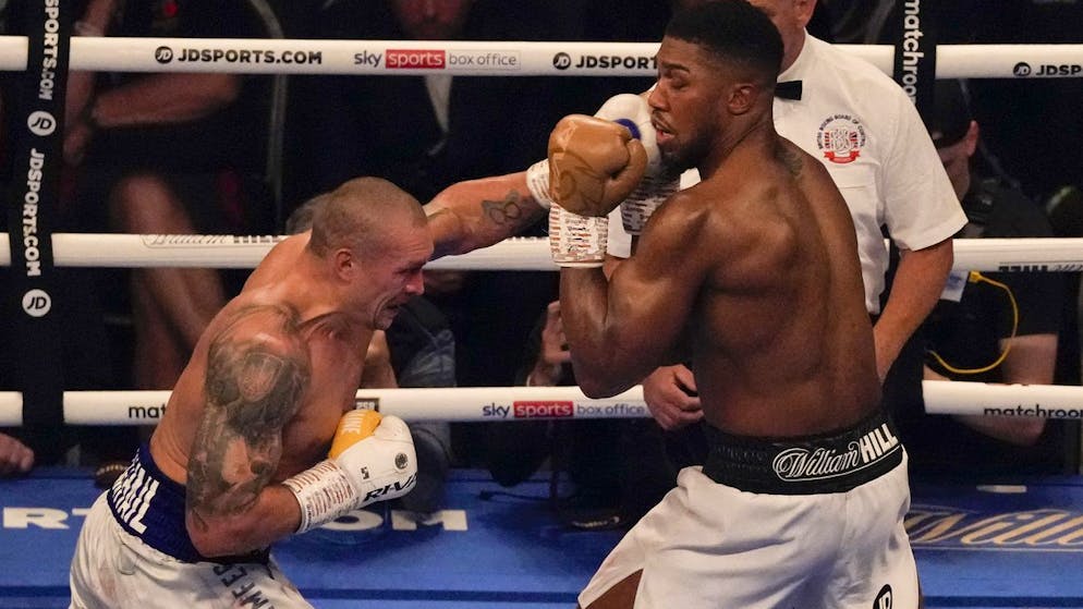 Oleksandr Usyk (sinistra) colpisce Anthony Joshua (25 settembre 2021).