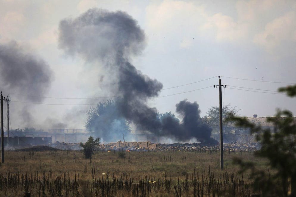 De la fumée s'élève au-dessus du site d'une explosion dans un dépôt de munitions de l'armée russe près du village de Mayskoye, en Crimée, mardi 16 août 2022.