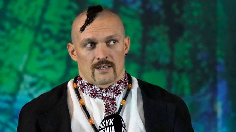 Usyks Mission für Freiheit und Frieden. Oleksandr Usyk aus der Ukraine spricht während einer Pressekonferenz. 