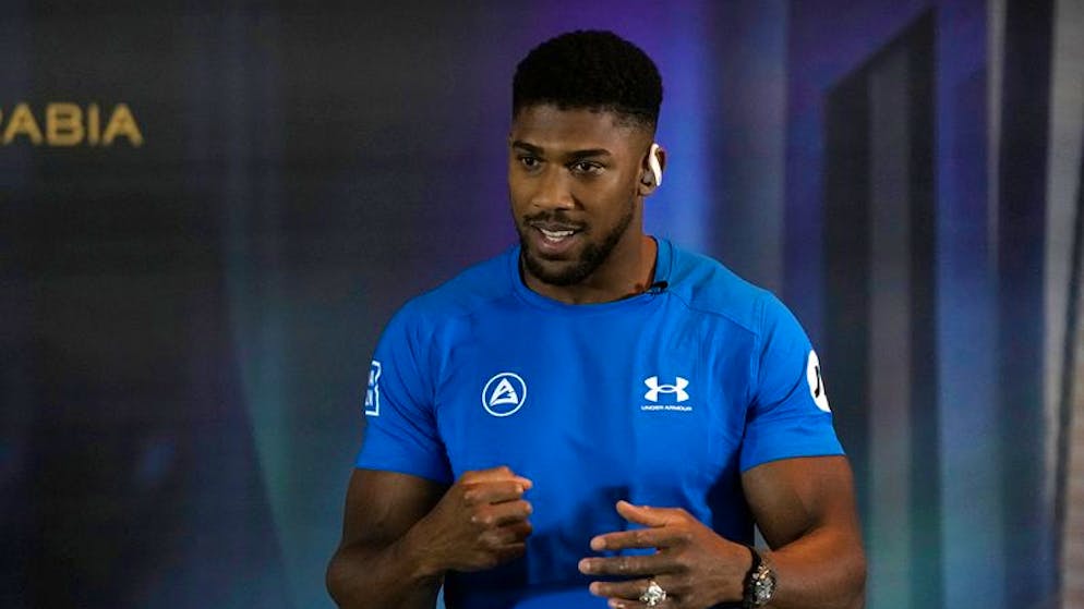 Usyks Mission für Freiheit und Frieden. Der Boxer Anthony Joshua aus Grossbritannien lächelt vor seiner gemeinsamen Pressekonferenz mit Usyk aus der Ukraine.