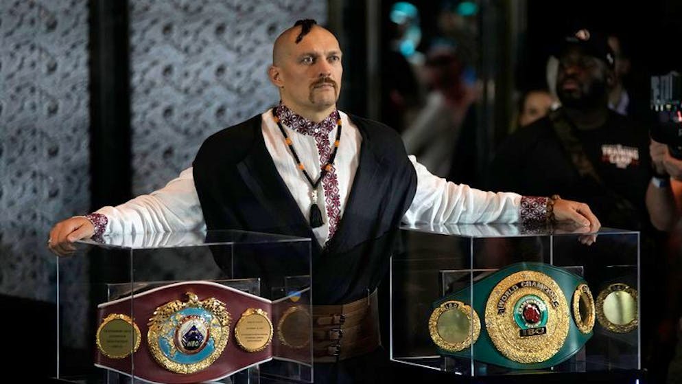 Usyks Mission für Freiheit und Frieden.  Oleksandr Usyk aus der Ukraine steht vor seiner gemeinsamen Pressekonferenz mit Joshua aus Grossbritannien zwischen den Gürteln des Champions. 