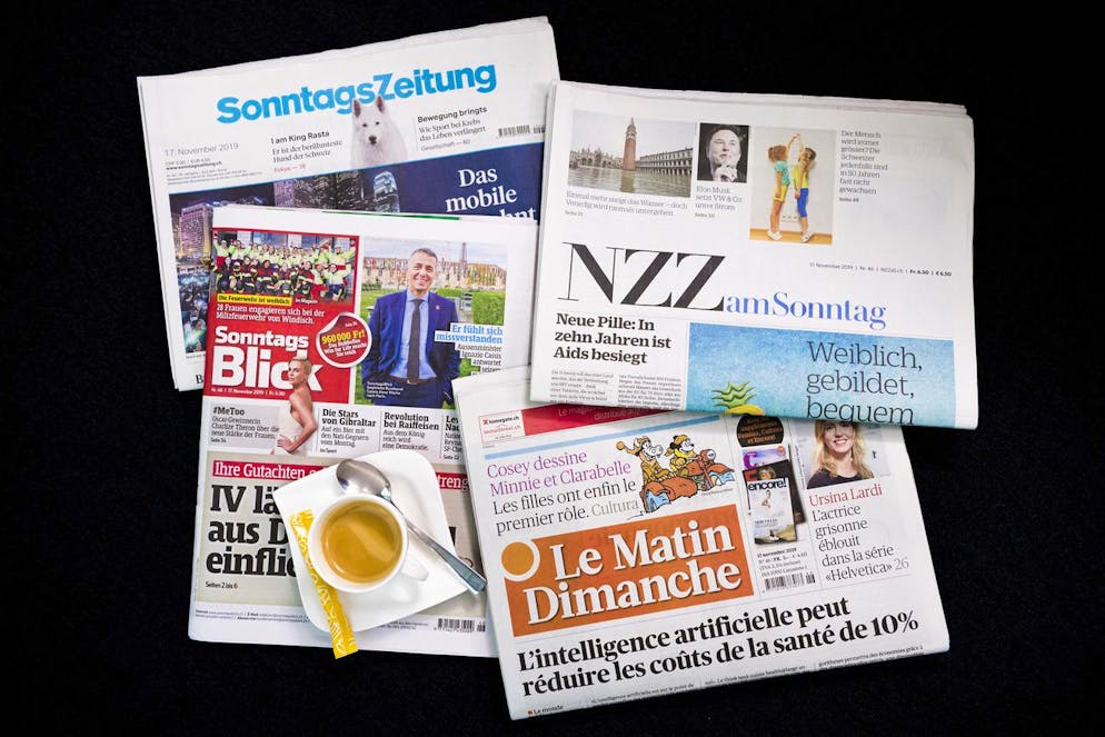Une vue sur les quatre exemplaires des journaux du dimanche, avec la Sonntags Zeitung, le Sonntags Blick, Le Matin Dimanche et la NZZ am Sonntag, a l'occasion de la revue de presse. (archives) 