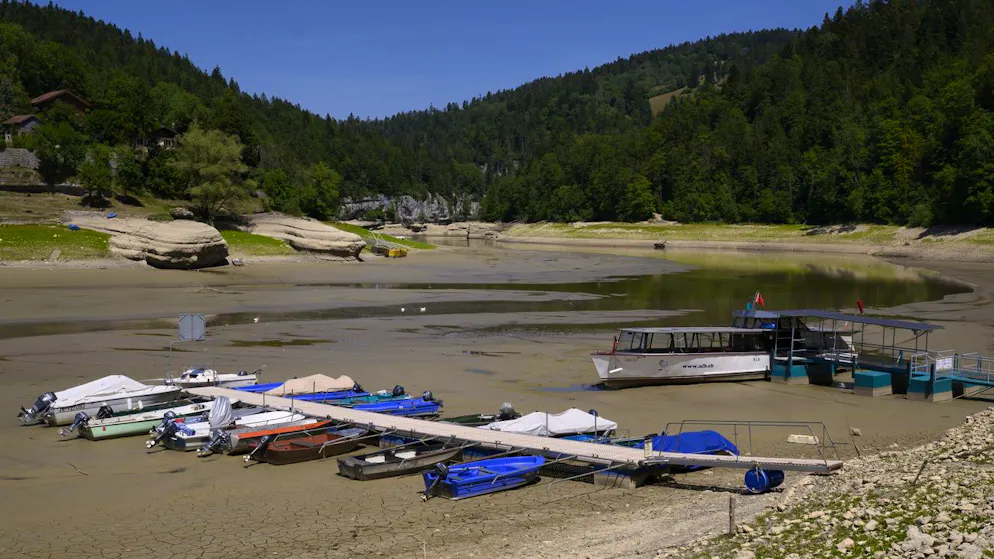 Boote liegen im Lac des Brenets im Jura am 18. Juli 2022 auf dem Trockenen: Viele Regionen Europas sind seit Anfang des Jahres von einer Dürre betroffen. 