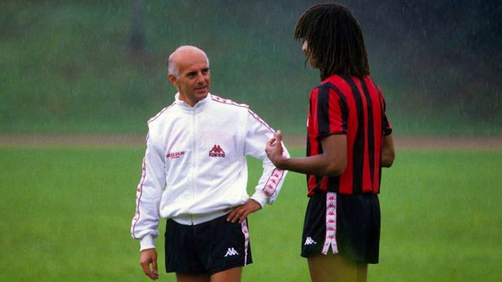 Arrigo Sacchi a colloquio con uno dei suoi tre olandesi, Ruud Gullit (1989).