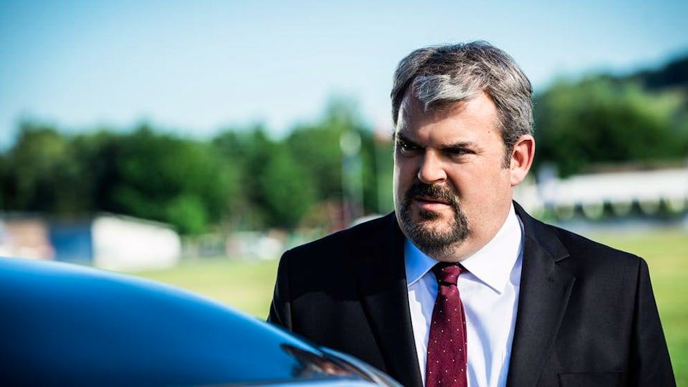 Kinostart für «Der Bestatter» ist bestätigt. Mike Müller mimt noch ein letztes Mal den Ex-Polizisten und Bestatter Luc Conrad. Im 90-minütigen Film bekommt er es gleich mit mehreren Leichen zu tun.