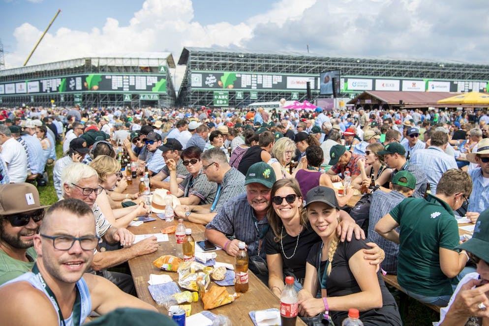 Die besten Bilder des Eidgenössischen. Schwingen, Essen, Getränke. Natürlich ist die Stimmung so gut.