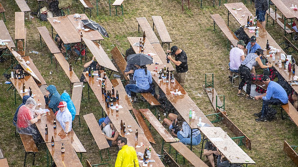 Die besten Bilder des Eidgenössischen. Nicht alle Anwesenden lassen sich von den Tropfen beeindrucken.