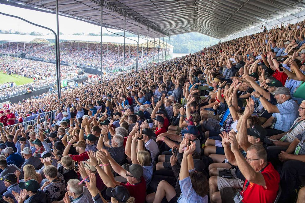 Die besten Bilder des Eidgenössischen. Gute Stimmung in Pratteln: Die Welle geht durch die Arena.