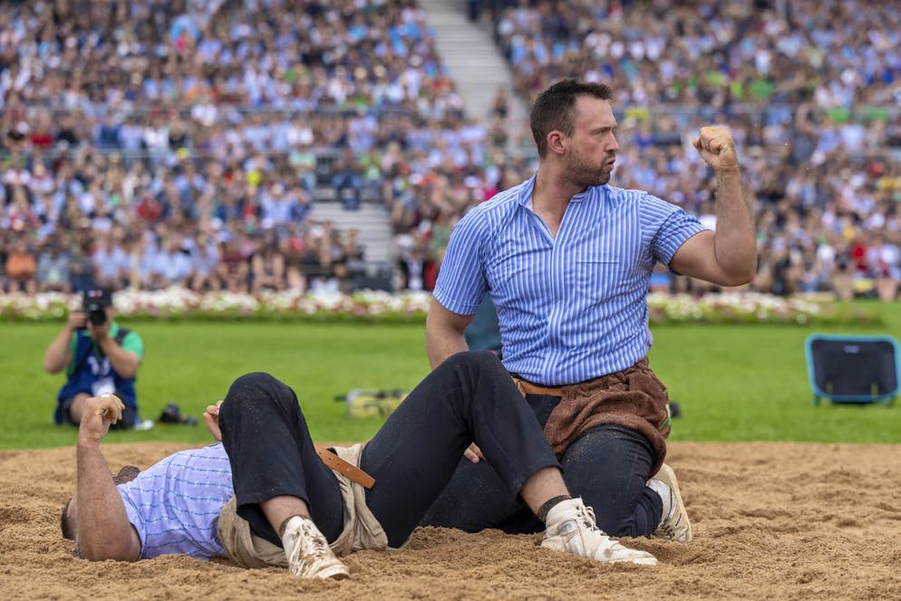 Die besten Bilder des Eidgenössischen. Kilian Wenger freut sich, dass er Benjamin Gapany auf den Rücken gelegt hat.