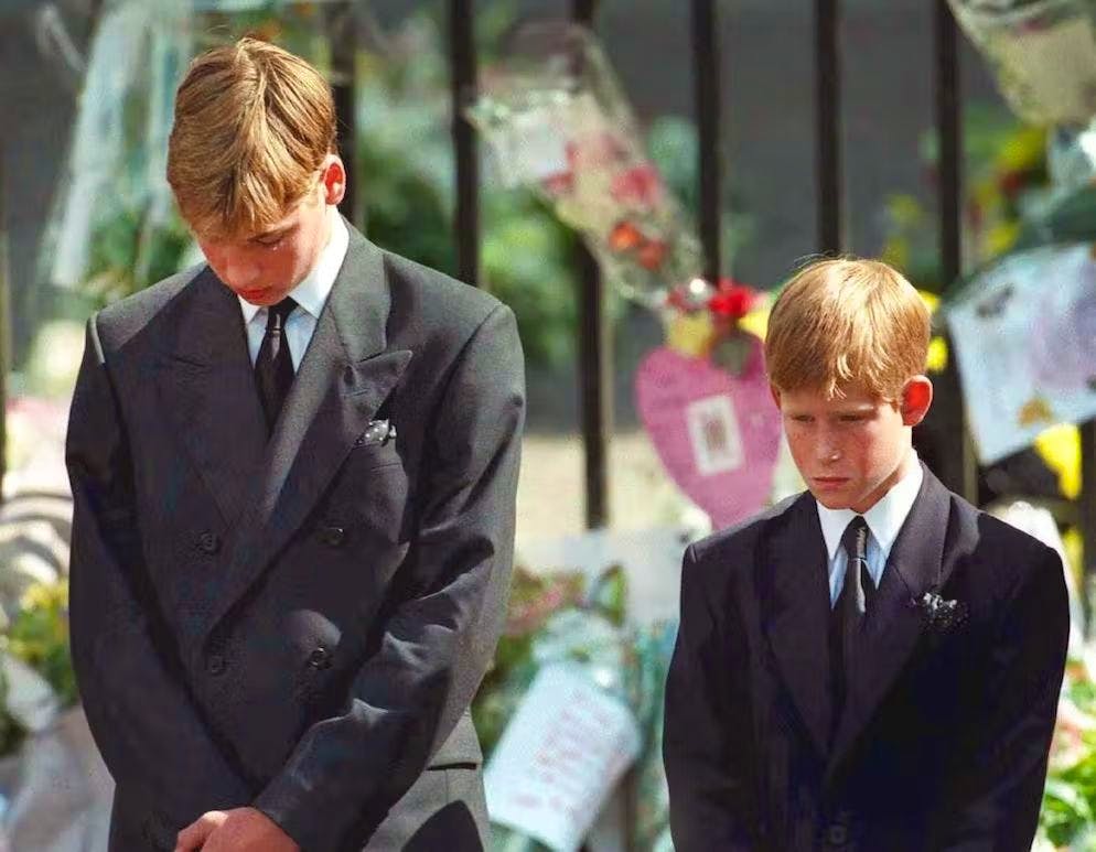 Harry e William discutono sul vero custode del destino di Diana. Questa immagine ha commosso il mondo intero: il principe William (a sinistra) e il principe Harry (a destra) durante il servizio funebre in onore di loro madre nel settembre del 1997.