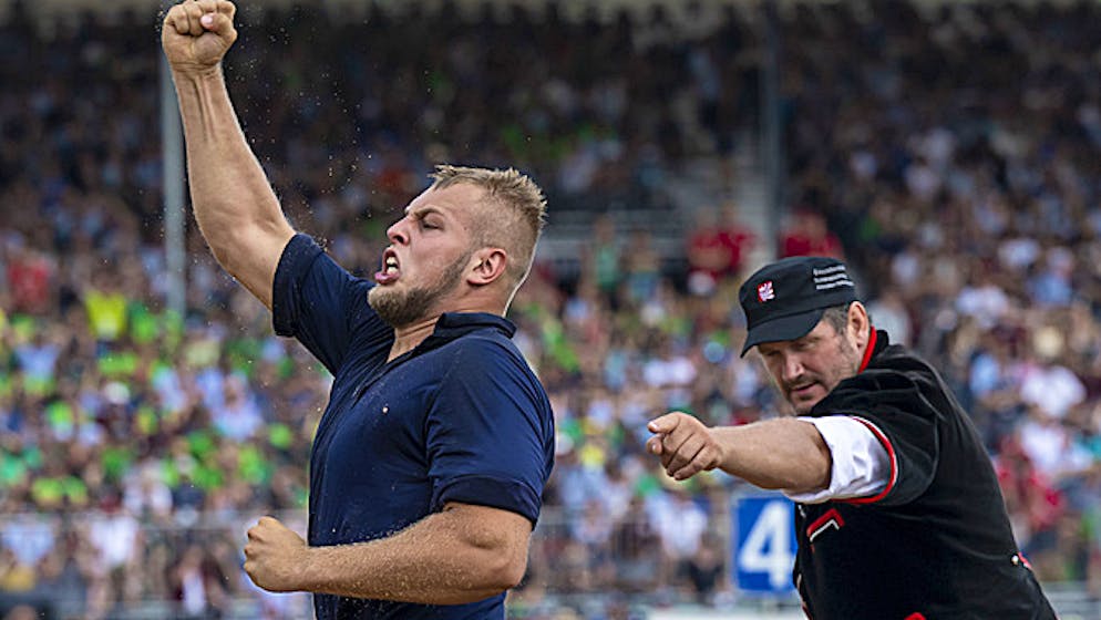 Die besten Bilder des Eidgenössischen. Der 21-jährige Baselbieter Adrian Odermatt verzückt das heimische Publikum mit vier siegen und dem Maximum von 40 Punkten.