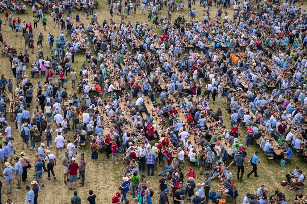 Die besten Bilder des Eidgenössischen. Nach dem 2. Gang machen sich die Fans auf zum Mittagessen.