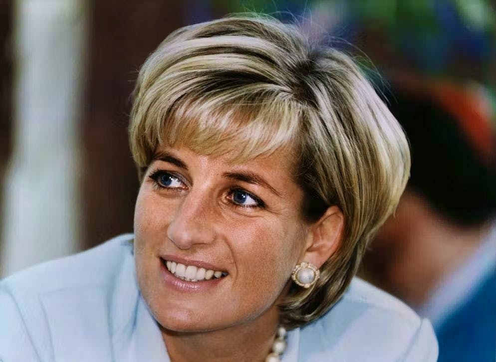 Harry e William discutono sul vero custode del destino di Diana. La «regina di cuori» muore in un incidente stradale il 31 agosto 1997 a Parigi.
