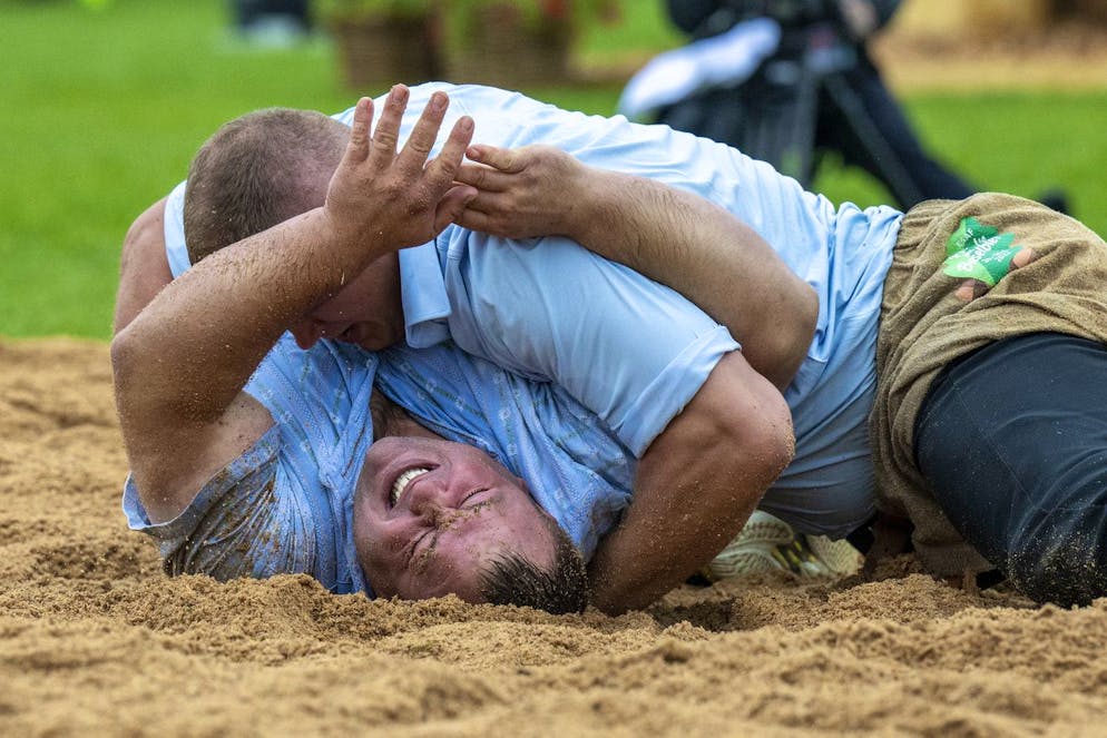 Die besten Bilder des Eidgenössischen. Was gibt es Schöneres als am Sonntagmorgen von Pirmin Reichmuth ins nasse Sägemehl gedrückt zu werden?
