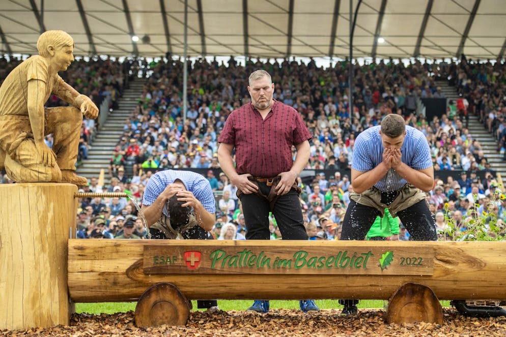 Die besten Bilder des Eidgenössischen. Christian Stucki wartet am Schwingerbrunnen bis er an der Reihe ist.