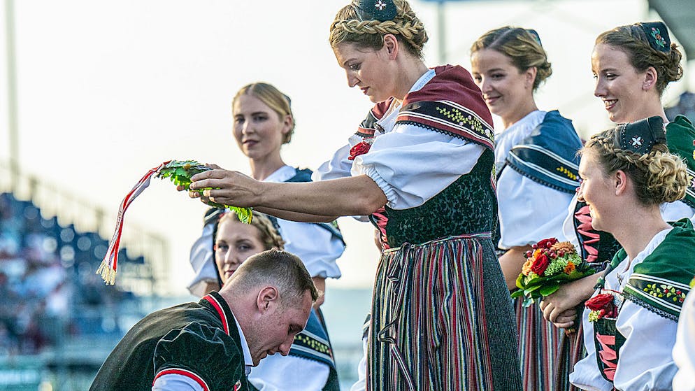 Die besten Bilder des Eidgenössischen. Der neue Schwingerkönig erhält von einer Ehrendame den Kranz beim Festakt am Eidgenössischen Schwing und Älplerfest