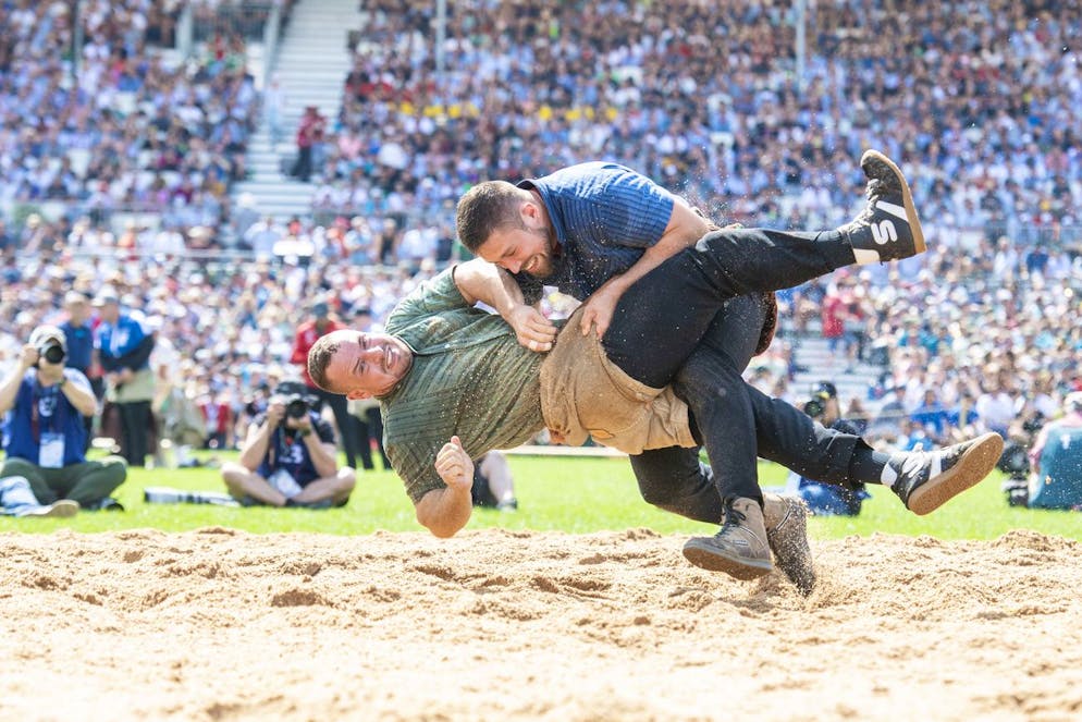 Die besten Bilder des Eidgenössischen. Ein Schnappschuss aus dem 3. Gang: Fabian Staudenmann ist gegen Dominik Schmid in einer komfortablen Lage.