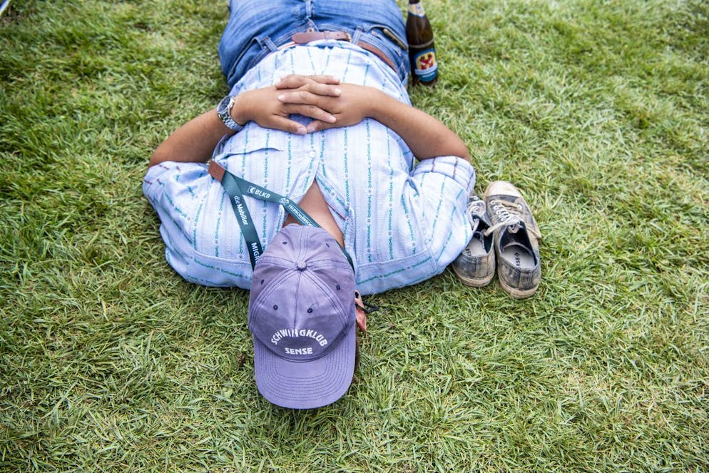 Die besten Bilder des Eidgenössischen. Zuschauen kann so anstrengend sein: Ein Fan bei der Mittagspause.