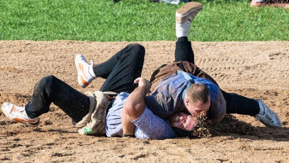 Grandioses Spektakel. Joel Wicki legt Matthias Aeschbacher auf den Rücken und ist Schwingerkönig