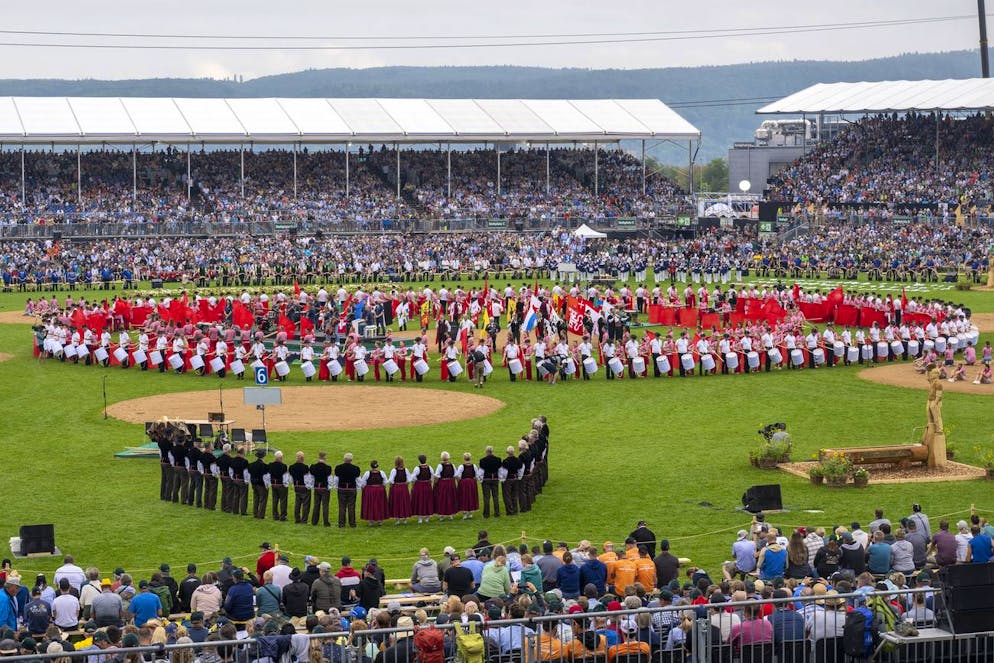 Die besten Bilder des Eidgenössischen. Tradition muss sein: Der Festakt des Eidgenössischen Schwing- und Älplerfestes in Pratteln.