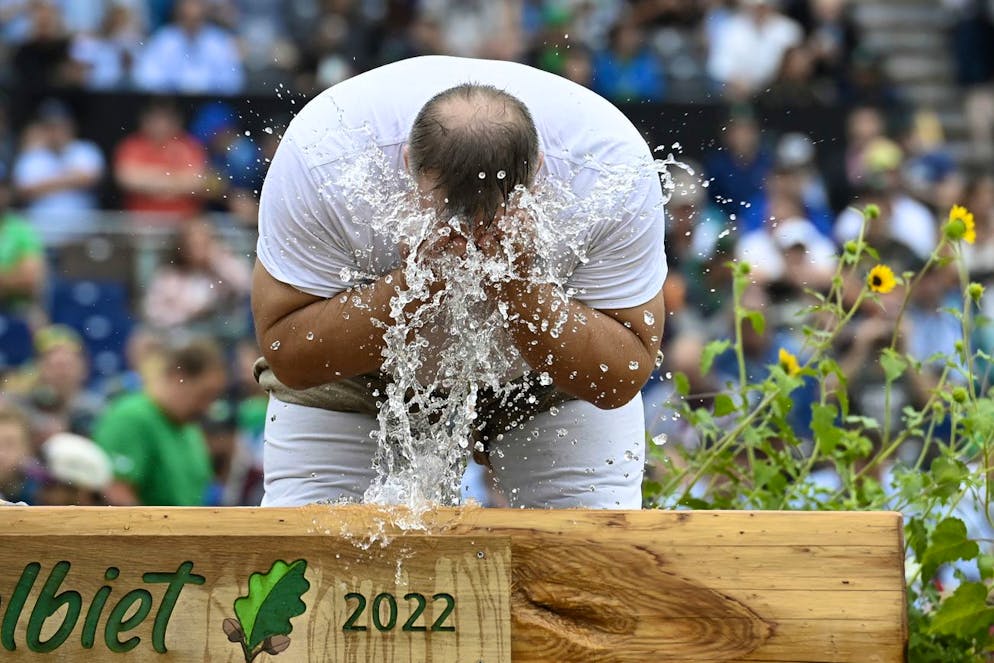 Die besten Bilder des Eidgenössischen. Quelle des Glücks? Ein Schwinger erfrischt sich an einem Brunnen.