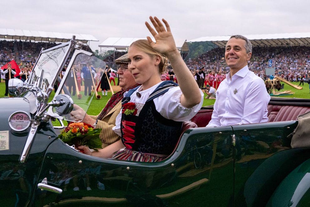 Die besten Bilder des Eidgenössischen. Und so wurde Cassis ins Stadion chauffiert. Umweltfreundlicher und gesünder wäre es gewesen, man hätte ihn die 100 Meter zu Fuss gehen lassen.
