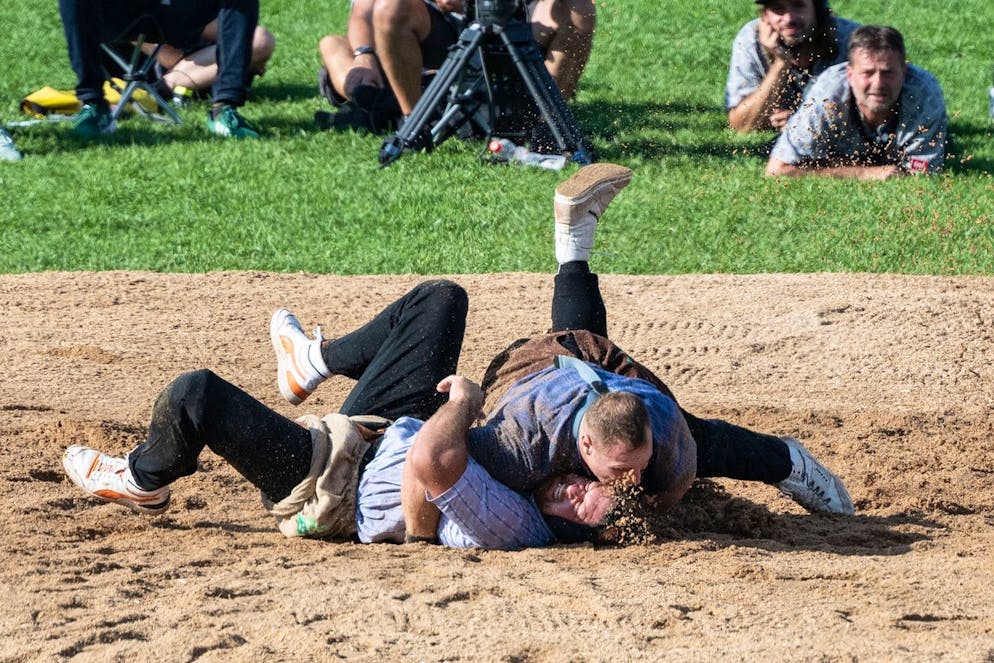Die besten Bilder des Eidgenössischen. Joel Wicki gewinnt gegen Matthias Aeschbacher im Schlussgang und krönt sich zum Schwingerkönig.