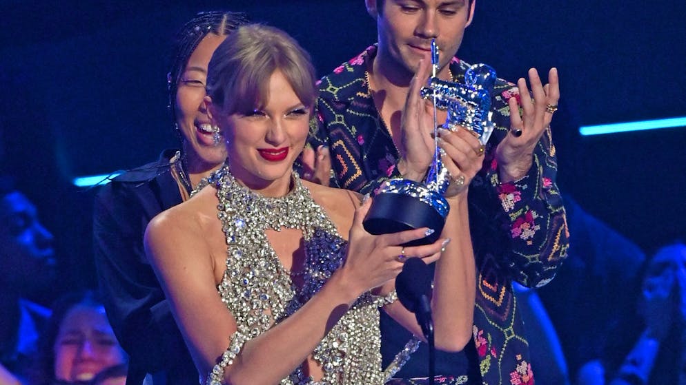 Sängerin Taylor Swift akzeptiert den Preis für das beste Musikvideo des Jahres. Ausgezeichnet wurde sie für das zehnminütige Video zum Song «All Too Well».