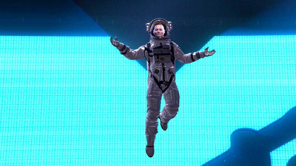 Johnny Depps Gesicht schwebt mit Astronauten-Körper über der Bühne der VMAs.