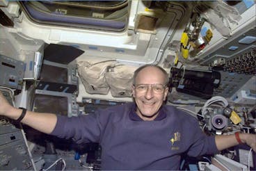 L'astronauta svizzero Claude Nicollier sul ponte centrale dello Space Shuttle Discovery mercoledì 22 dicembre 1999