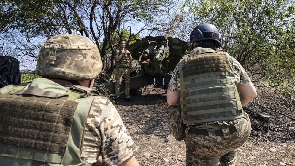 KHERSON, UKRAINE - JULY 15: Ukrainian artillerymen at the Military Assembly Center check weapons and special equipment for readiness before going to their duties at the front line on July 15, 2022 in Kherson, Ukraine.  (Photo: Medin Aktas/Anatolu Agency via Getty Images)