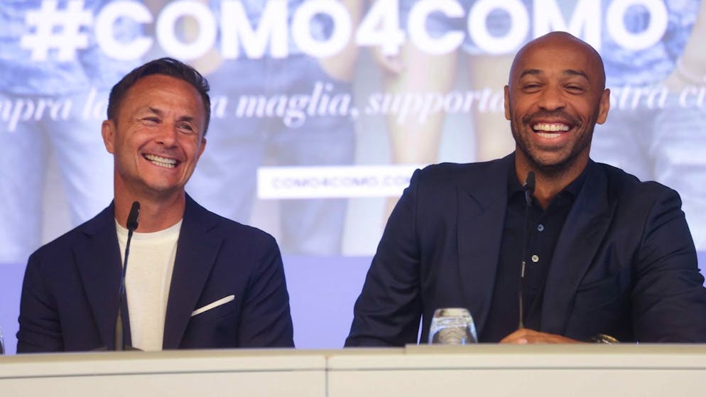 Thierry Henry (destro ) e il presidente del Como 1907, Dennis Wise, durnate la presentazione del francese a Como