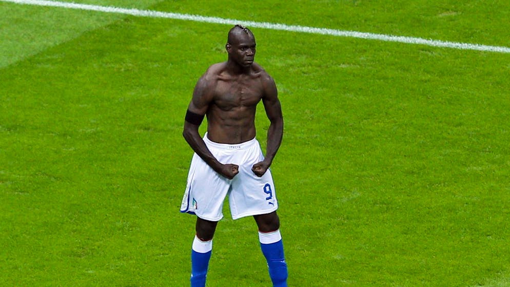 Die Pose von Mario Balotelli nach dem zweiten Tor im EM-Halbfinal 2012 gegen Deutschland.