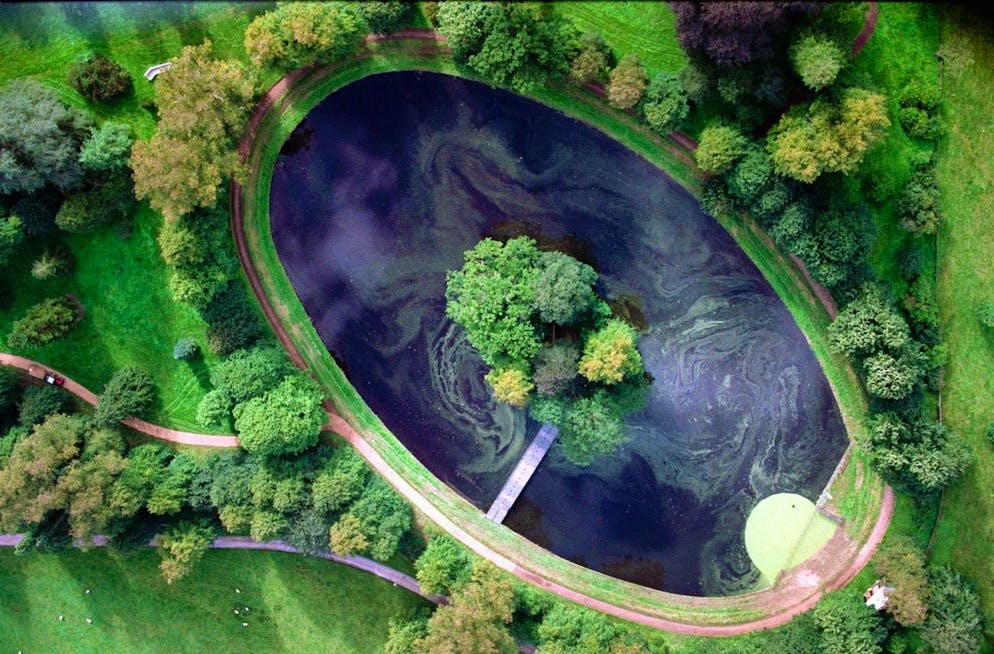 Hier fand Prinzessin Diana ihre letzte Ruhe. In Althorp wuchs sie mit zwei Schwestern und zwei Brüdern auf und dort wurde sie auch bestattet – in einem Sarg aus Blei auf einer Insel mitten in einem kleinen Teich.