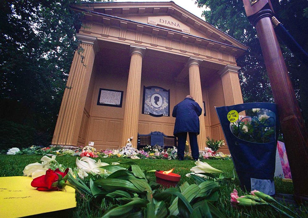 Hier fand Prinzessin Diana ihre letzte Ruhe. Dianas öffentlich zugängliche Gedenkstätte liegt in unmittelbarer Nähe zum Ufer des Teiches. 36 Eichen säumen den Weg zur Ruhestätte, für jedes Jahr ihres Lebens eine.