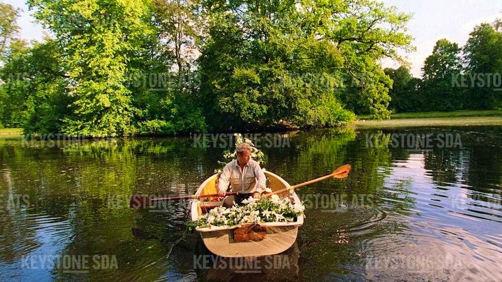 Hier fand Prinzessin Diana ihre letzte Ruhe. Dianas Bruder Charles, der 9. Earl of Spencer, bringt ihr an besonderen Tagen immer Blumen.